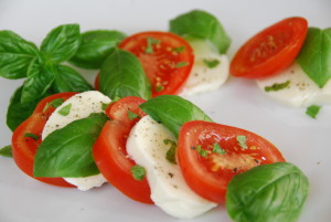 Tomate-Mozzarella mit selbst gepflanztem Basilikum